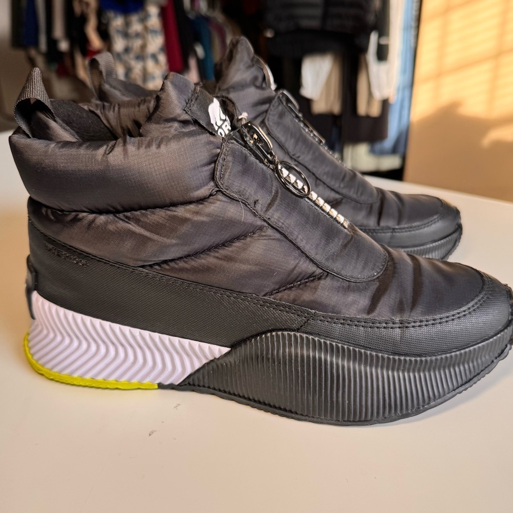 Sorel Out N About™ III Puffy Zip Black/White Winter Boots Women’s size 8 - Picture 3 of 15